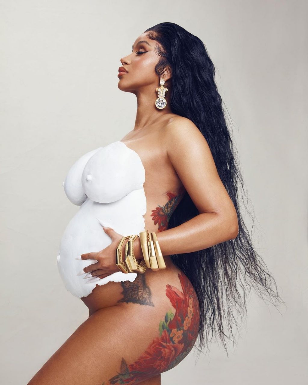 Cardi B 驚喜宣佈將迎來第二胎！與老公 Offset 同台帶來霸氣表演後接連分享多張時尚照