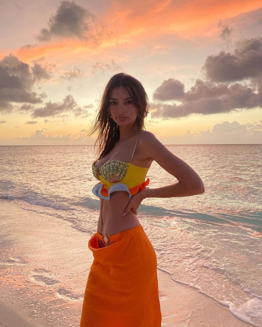 30歲 Emily Ratajkowski 化身 Versace 現代美人魚擱淺仙境外灘，美得不像話！