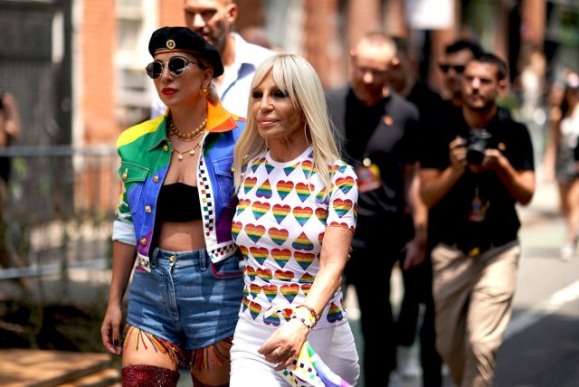 #PrideMonth 同志驕傲月:Lady Gaga 迎來 Born This Way 基金10週年,聯手 Versace 推出 LGBTQIA 膠囊系列
