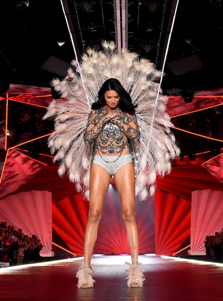 Victoria’s Secret 的天使們正式退休！取而代之的VS Collective能改變其命運嗎？