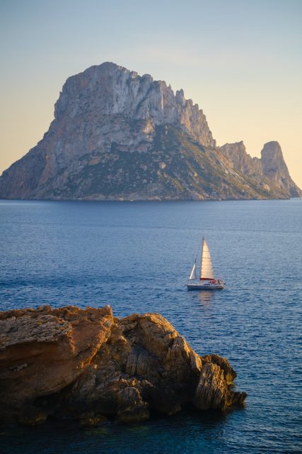 #SummerInVogue 電音極樂世界 Ibiza 最完整指南,探索夏日度假勝地與時尚的淵源