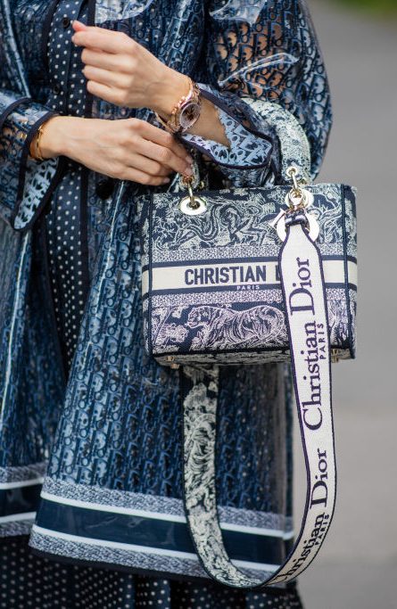 無法被時間洗禮的時尚魅力，見證 Lady Dior 的不朽傳奇