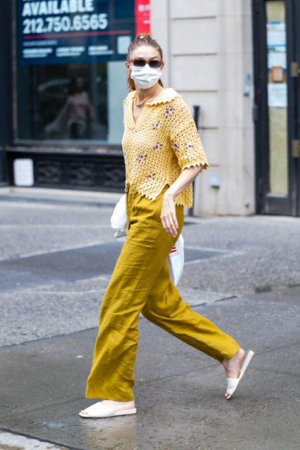 Gigi Hadid 穿上這個平價品牌演繹夏天必備 Crochet 時尚造型，讓鮮豔色調、珠鏈及鉤針編織佈滿衣櫥！