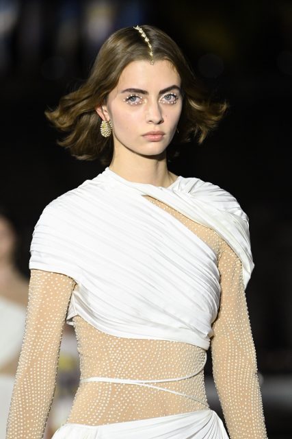 以大量珍珠妝容混合希臘文化:Dior 2022 Cruise系列成為你的夏天彩妝靈感