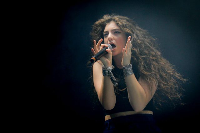 還記得「音樂魔女」Lorde 嗎?17歲就獲得Grammys,睽違 4 年釋出單曲《Solar Power》!