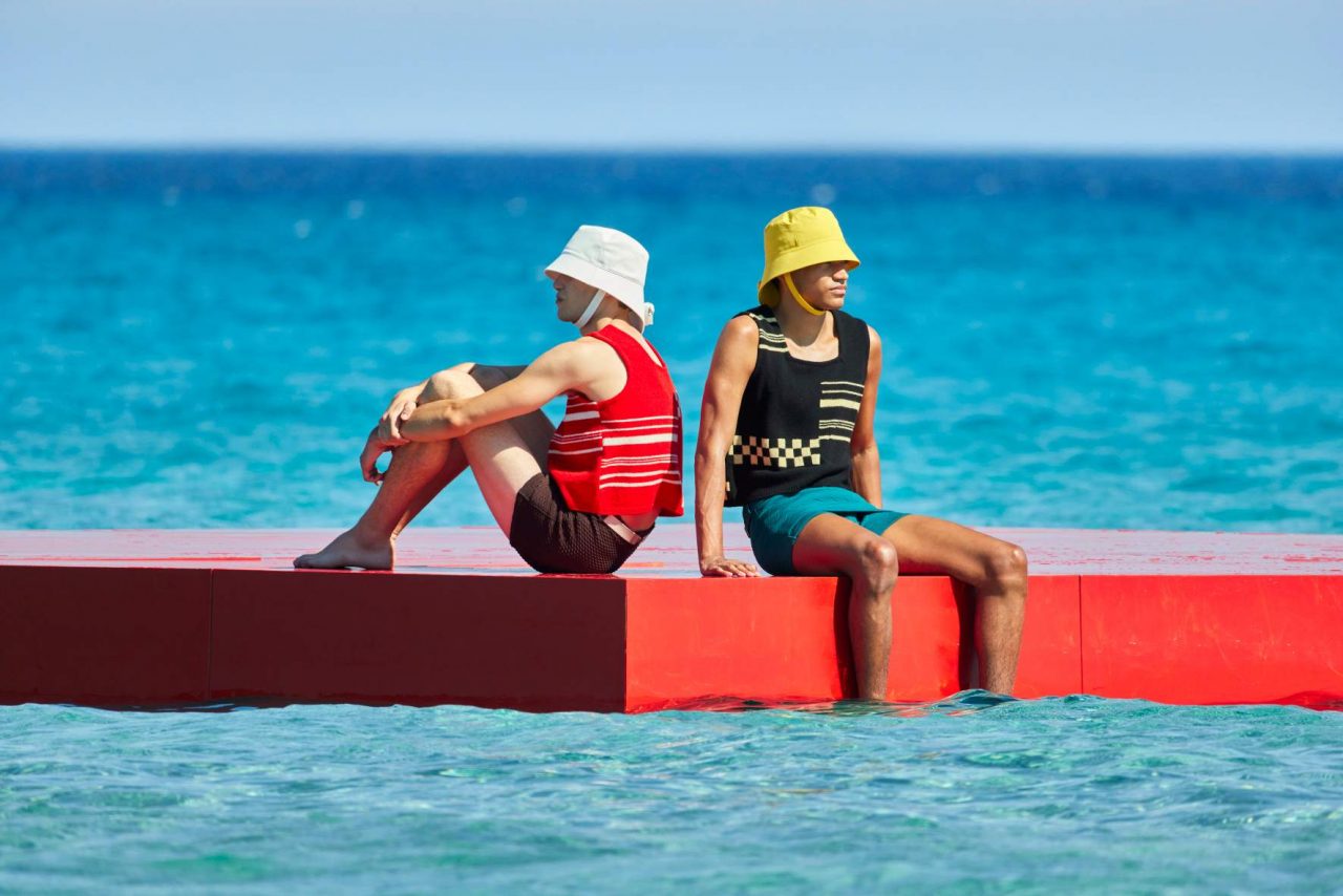 一場擺脫科技環境的 Prada 夏日逃亡之旅  ｜Spring / Summer 2022 Menswear