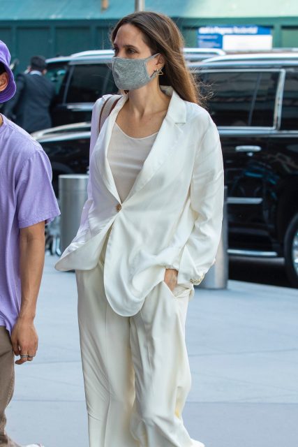 如何穿出低調而優雅的夏日風格? Angelina Jolie 一身白色套裝將會是你的穿搭靈感