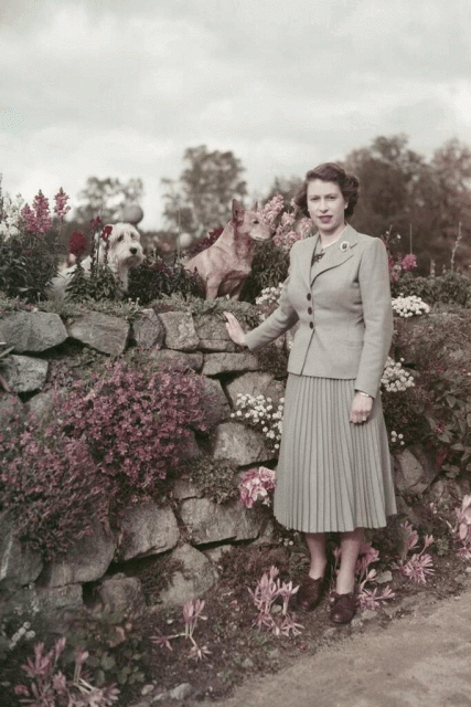 67 張相片重溫伊莉莎伯二世的經典皇室風格