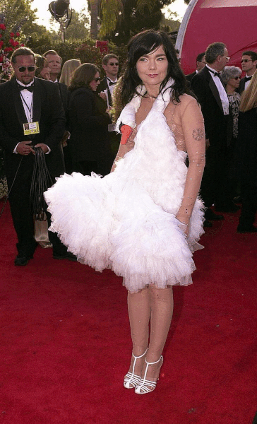 能夠擊敗「小黑裙LBD」只有LWD！從戴安娜到瑪麗蓮夢露 24張盤點女星最經典的小白裙造型