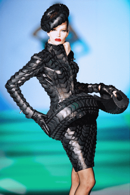 因大流行一度延期的 《Thierry Mugler: Couturissime》 回顧展，終於鐵定於巴黎展出！