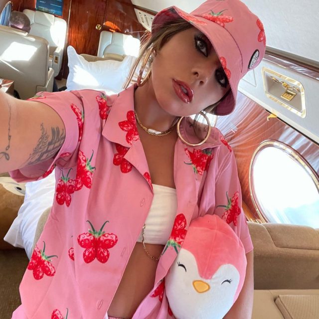 Lady Gaga 轉走甜美風路線？百變天后如何親身演繹甜美糖果造型？