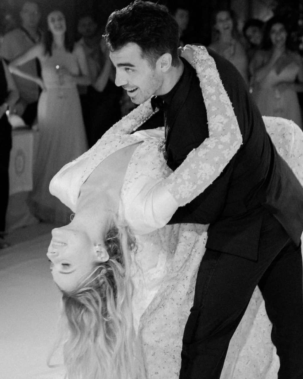 Sophie Turner 和 Joe Jonas 結婚兩週年：公開童話式的法國婚禮細節