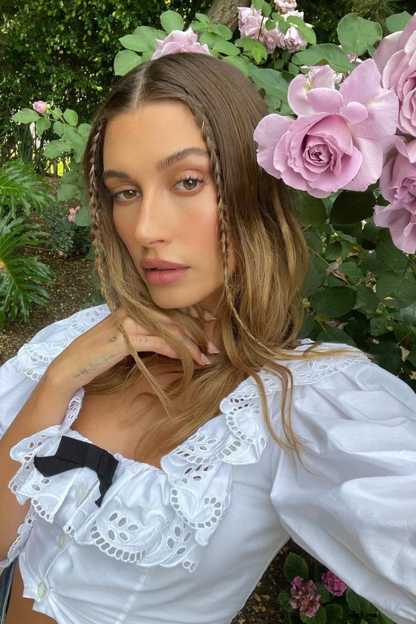 再次證實是夏日女王！Hailey Bieber 最新 Baby Braids 髮型簡單在家也能DIY