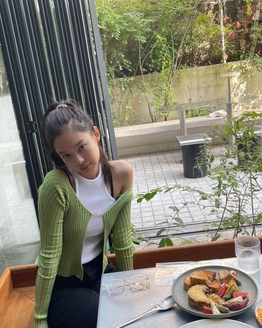 Jennie、Hailey Bieber 爭相穿上比露臍裝還要性感的秋冬針織!Jacquemus 讓「窗簾上衣」熱潮再度席捲