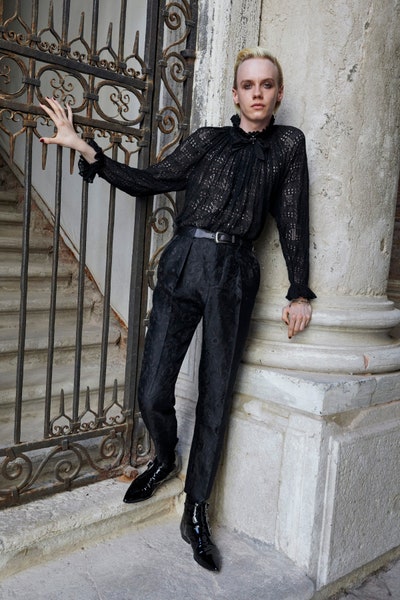 一場華麗與龐克搖滾走入自然的實驗!Saint Laurent 2022 春夏時尚展「5 大重點」