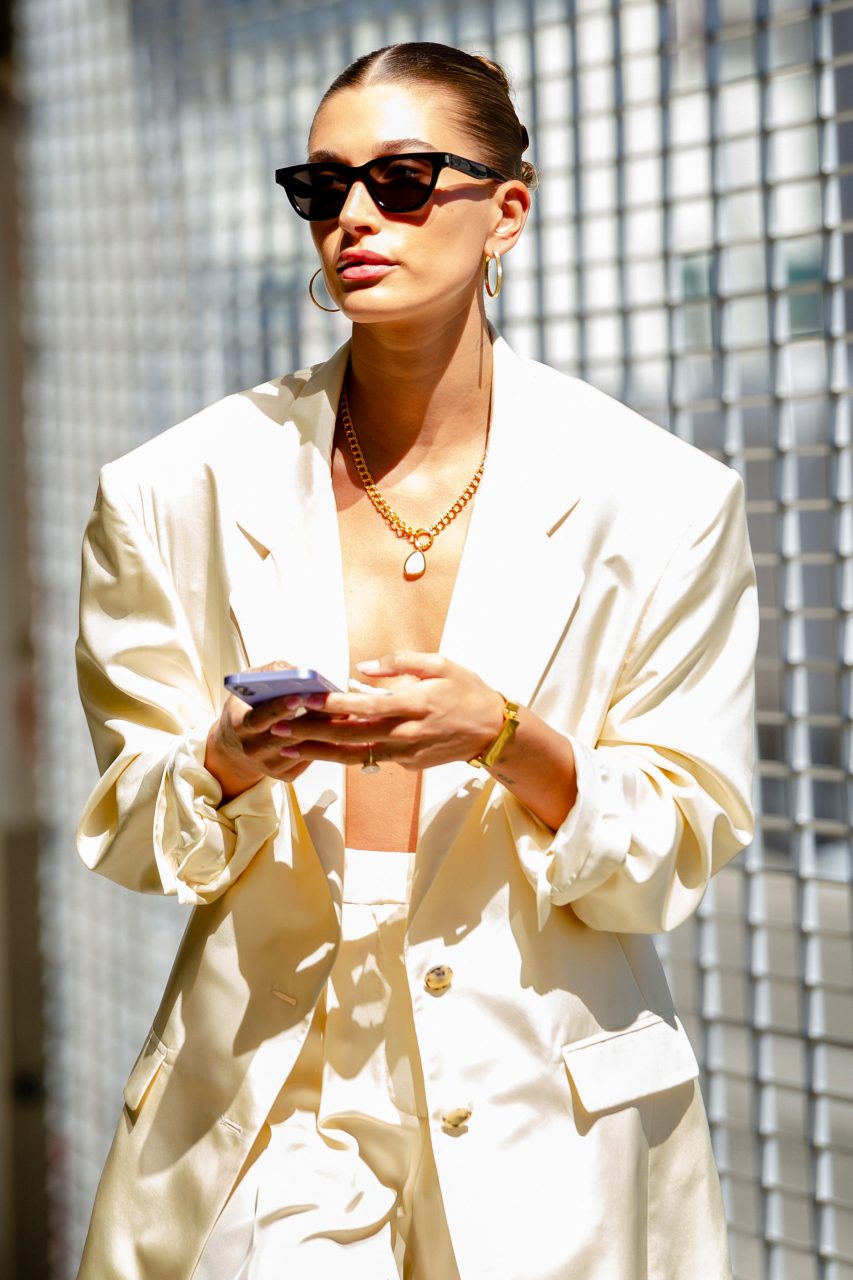 從 11 位 It girls 近日出行造型中尋找穿搭靈感，學會夏日造型技巧！