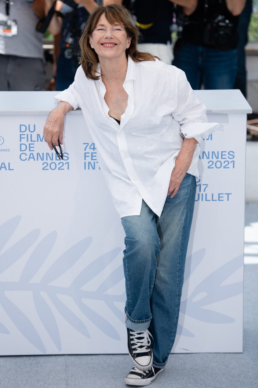 Jane Birkin 在康城影展上再次秒殺菲林，只有白恤衫 Celine 牛仔褲便足以魅力四射！