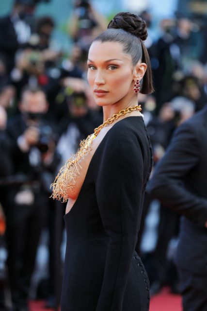 Bella Hadid 被愛情滋潤狀態大勇!穿上 Schiaparelli 最新高訂系列再次成為康城影展全場焦點