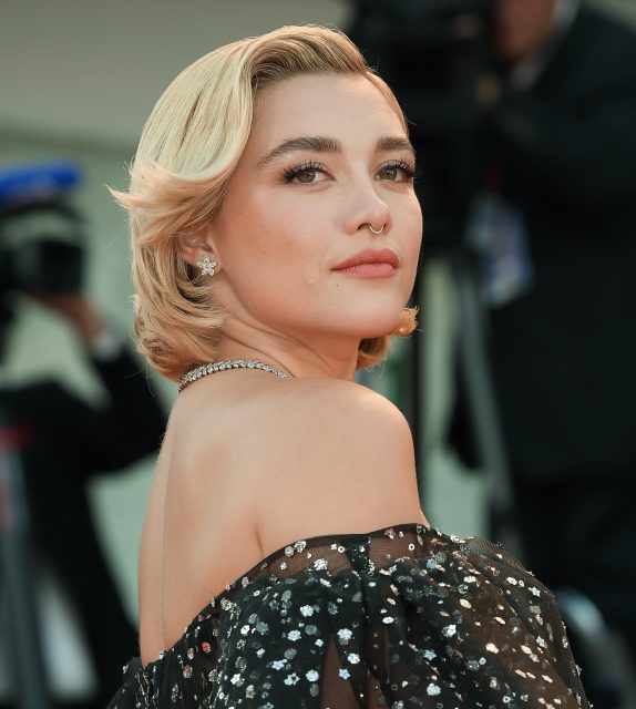 「二代黑寡婦」Florence Pugh 挑戰心理驚悚片《親愛的別擔心》 一起認識這位新生代真性情女星