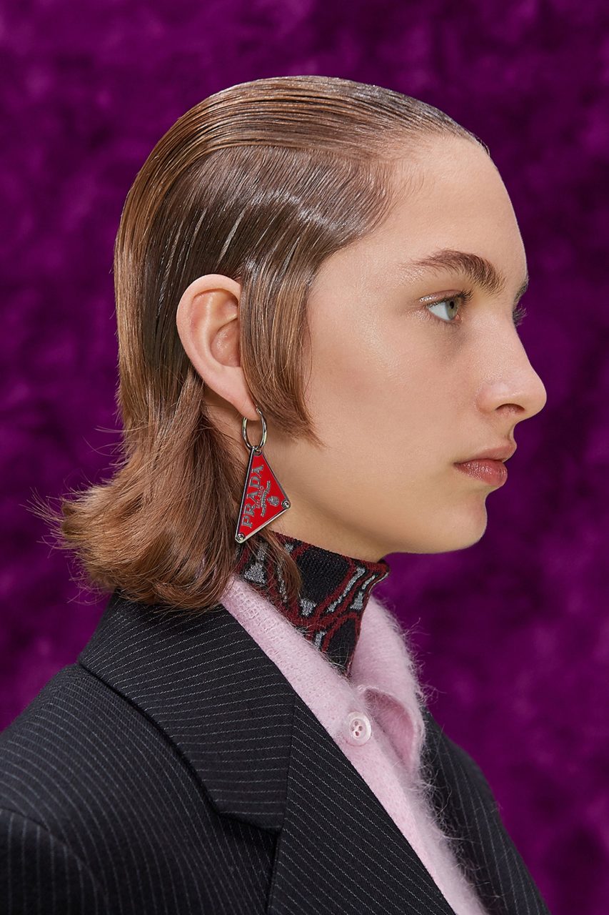 今季品牌 Logo 耳環款大熱！ Prada 這款配飾成為了最炙手可熱的單品？
