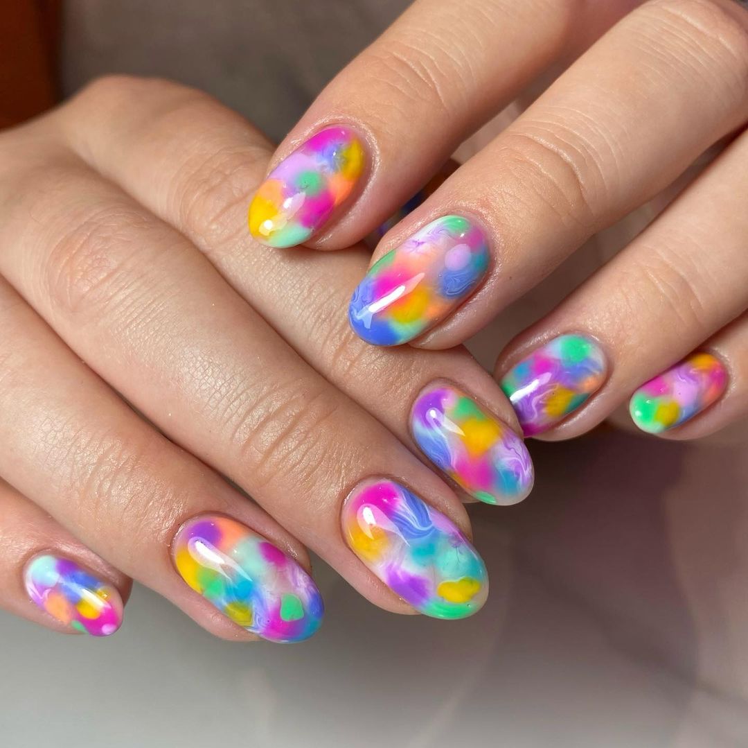 抓緊夏日的尾巴吧！抓緊15款色彩繽紛而不同風格的夏天美甲