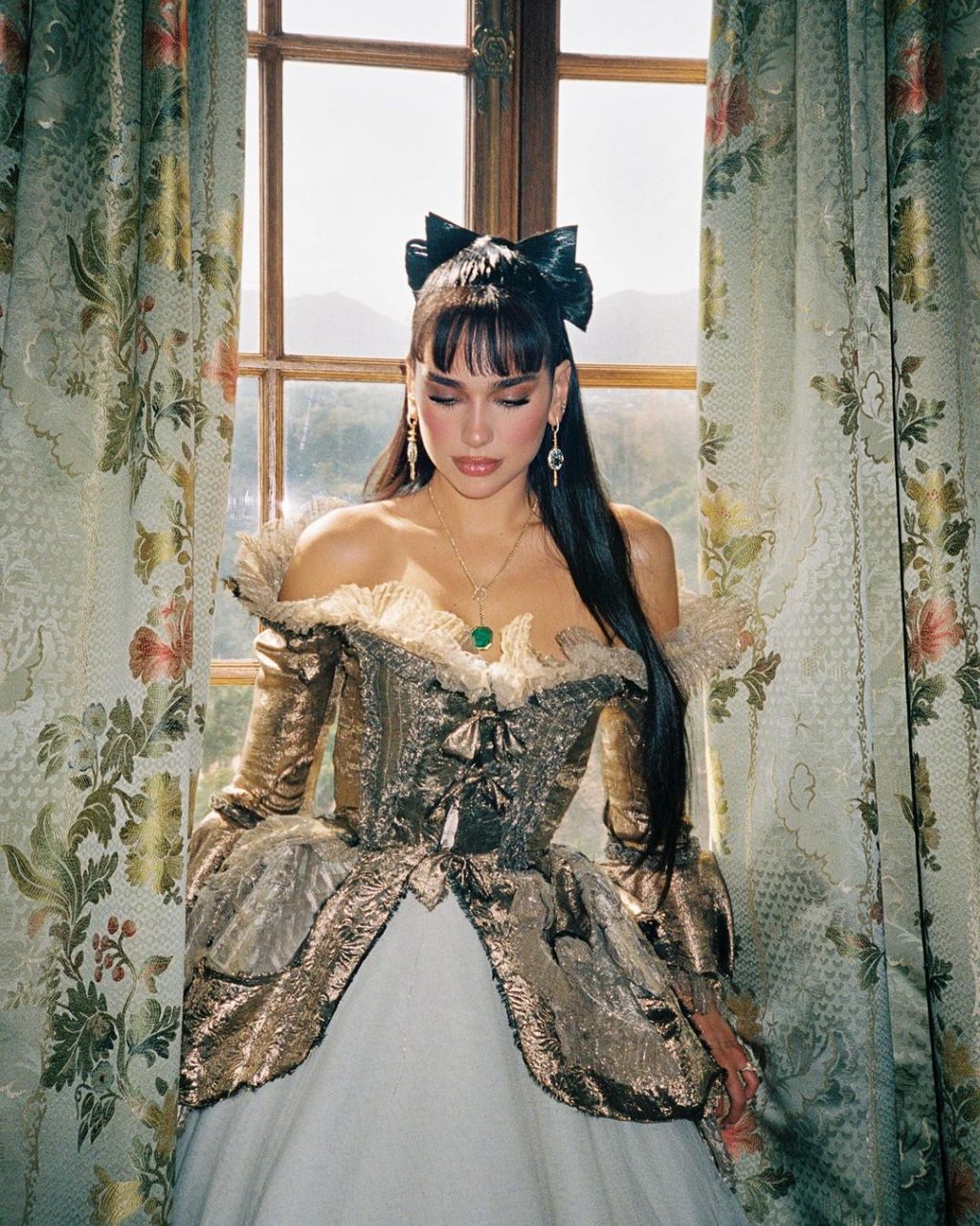 Dua Lipa 新 MV 以 #Regencycore 宮廷風格，化身中世紀成維多利亞時代女王！