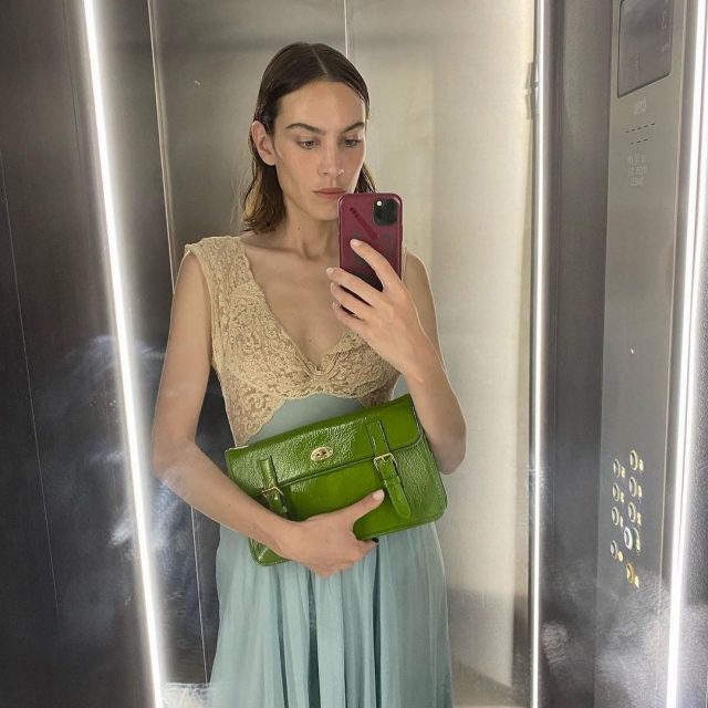 Alexa Chung 一個月內穿了兩次的裙款!這個主打復古 Slip Dress 的品牌到底有什麼魅力?