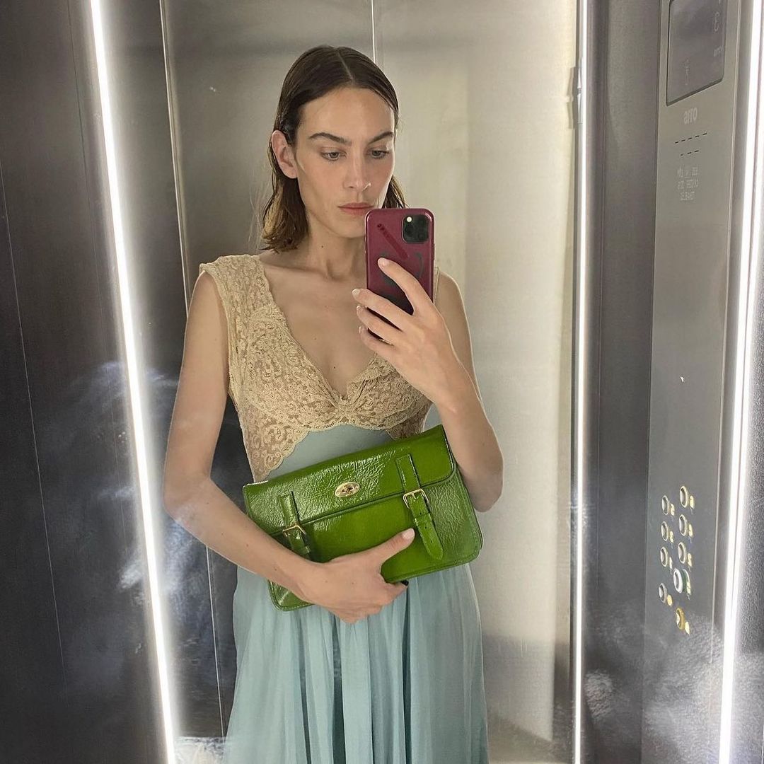 Alexa Chung 一個月內穿了兩次的裙款！這個主打復古 Slip Dress 的品牌到底有什麼魅力？