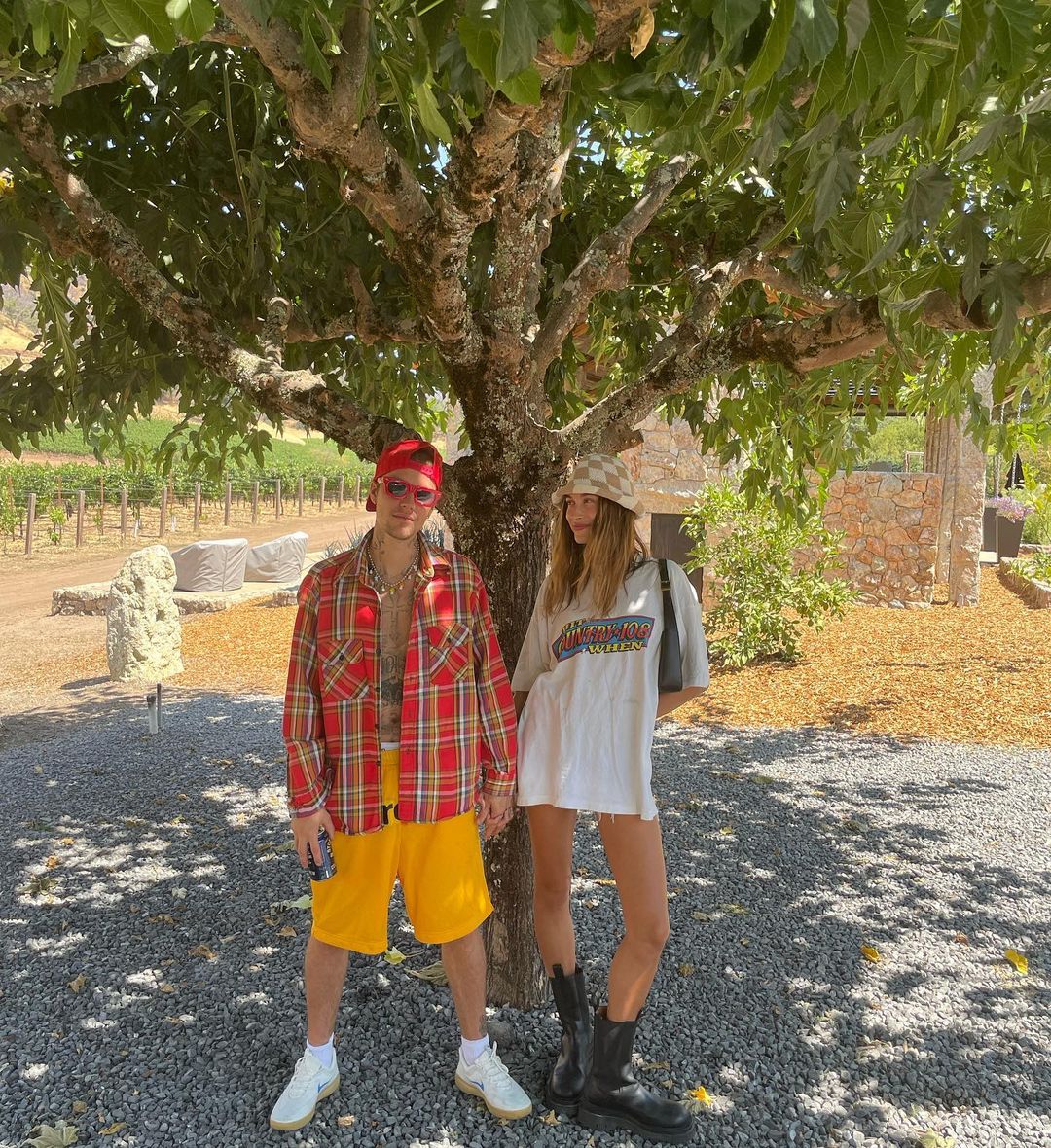 跟着 Justin Bieber 和 Hailey Bieber 來一趟公路旅行！他們示範了最時尚而輕便的旅行造型