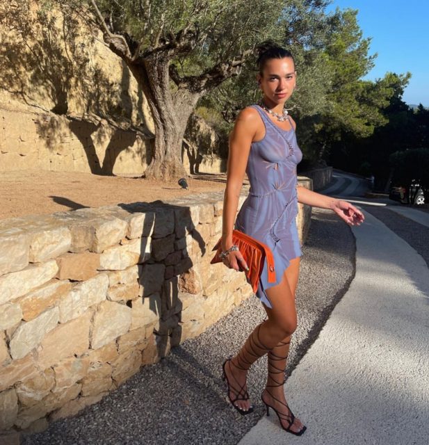 Dua Lipa 去到 Ibiza 度假!在西班牙 Party Island 帶來夏日風情時尚