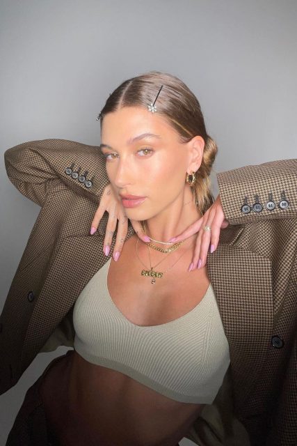 More Is More 疊戴首飾熱潮:參考 Dua Lipa、Rihanna、Jennifer Lopez 挑選 It-girl 必備項鍊