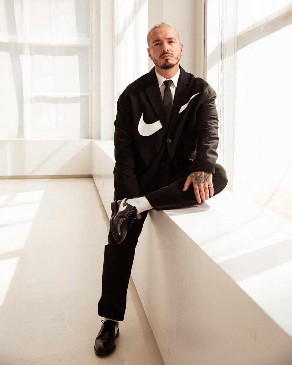 讓創意想法成真：意大利設計師Davide Perella 為拉丁歌手J Balvin改造 Nike「訂製」西裝