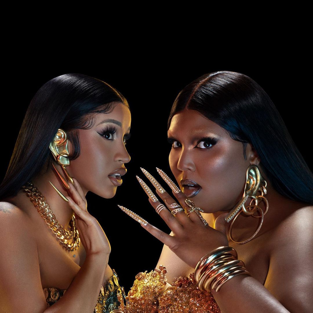 Lizzo 與 Cardi B 合作攜新歌《Rumors》回歸樂壇！Schiaparelli 鍍金配飾再次掀起時尚熱話