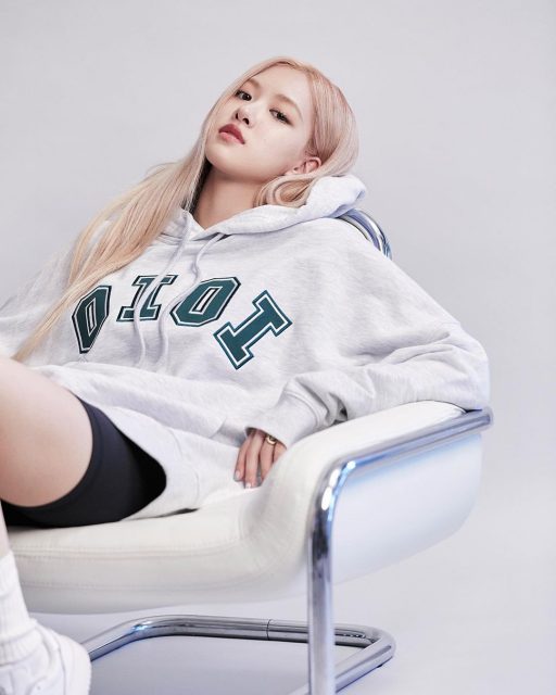 不只是「人間YSL」! Rosé 還成為 5252 BY O!Oi 最新形象大使,一起好好認識這個韓國當紅休閒品牌 !