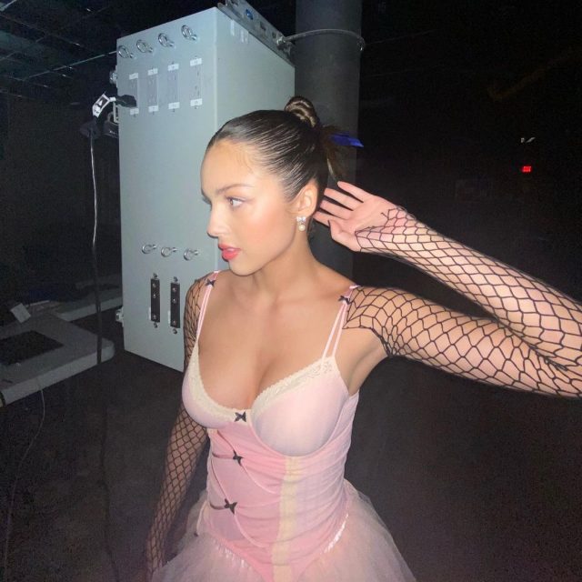 Olivia Rodrigo最新《Brutal》MV 猶如一場Y2K千禧年代的髮型展