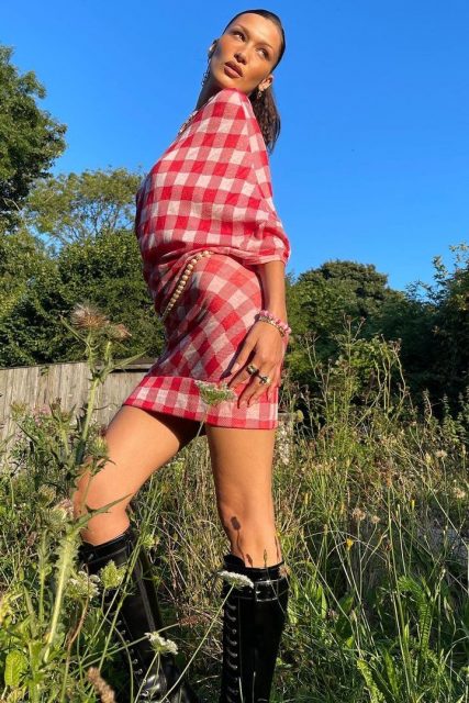 Bella Hadid 再一次以滿載復古珍品的時尚表演證明,Y2K 風格回來了!