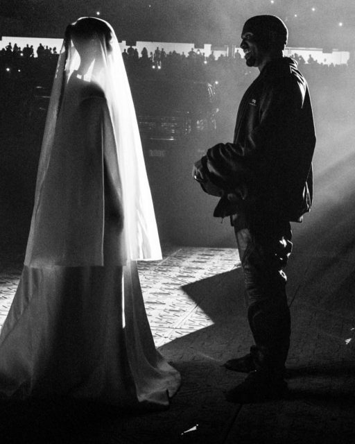 Kim Kardashian 披 Balenciaga 高級訂製婚紗，在前夫Kanye West 試聽會《Donda》重現結婚戲碼