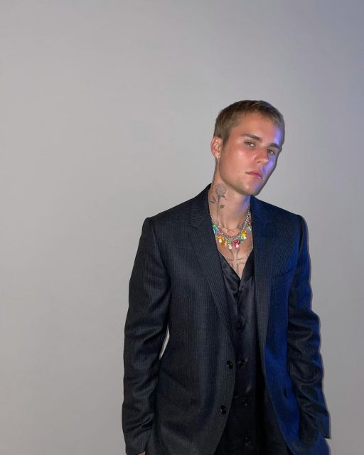 連 Justin Bieber 也愛上了七彩繽紛的手工製頸鏈?了解今季的「夏令營」配飾風潮