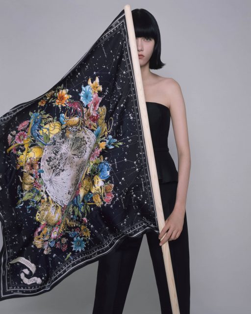 Dior AW21 絲巾率先欣賞! 分享 5 個不會出錯的時尚配搭造型