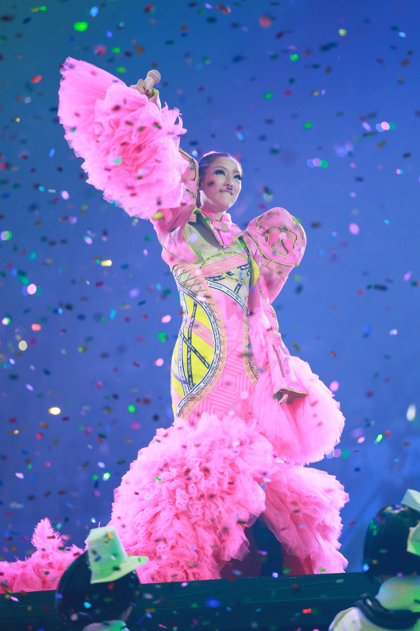 鄭秀文在2019年《#FollowMi 世界巡迴演唱會》香港站中的造型，出自新進設計師 Sensen Lii 的手筆。