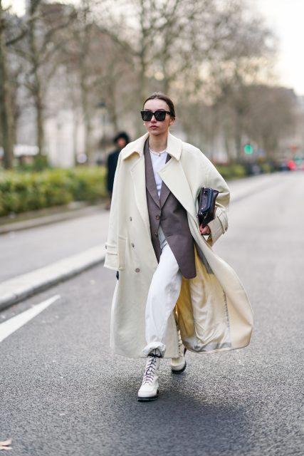 駕馭白色牛仔褲零難度!打造潮流造型的9款必備鞋履