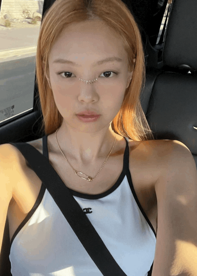 Blackpink Jennie 為什麼被稱為「人間香奈兒」？從時裝週造型到休閒私服，精選她的最佳 Chanel 造型