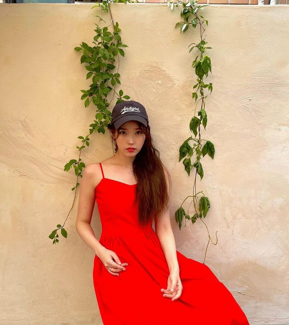 Rosé、IU、泫雅最愛穿甚麼？跟韓國女星穿上簡約吊帶裙，輕鬆散發時尚氣息