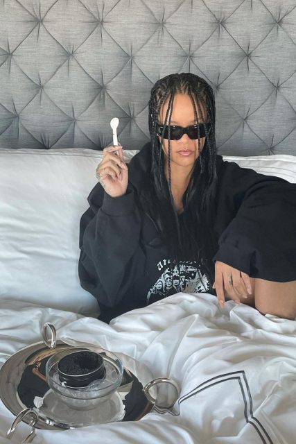 剛成為億萬富豪的 Rihanna,最愛休閒造型仍然是 Hoodie?