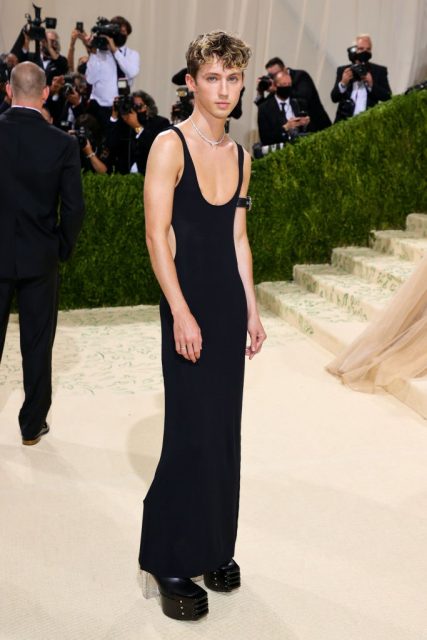 Met Gala 2021 |回顧 Troye Sivan 17個時尚造型,見證與生俱來的穿衣品味