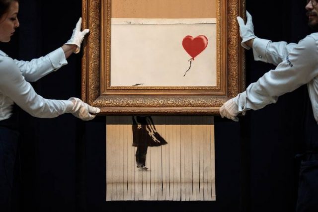 Banksy 再次拍賣三年前的「自毁畫」,以升價 20倍的 1850萬英鎊售出!