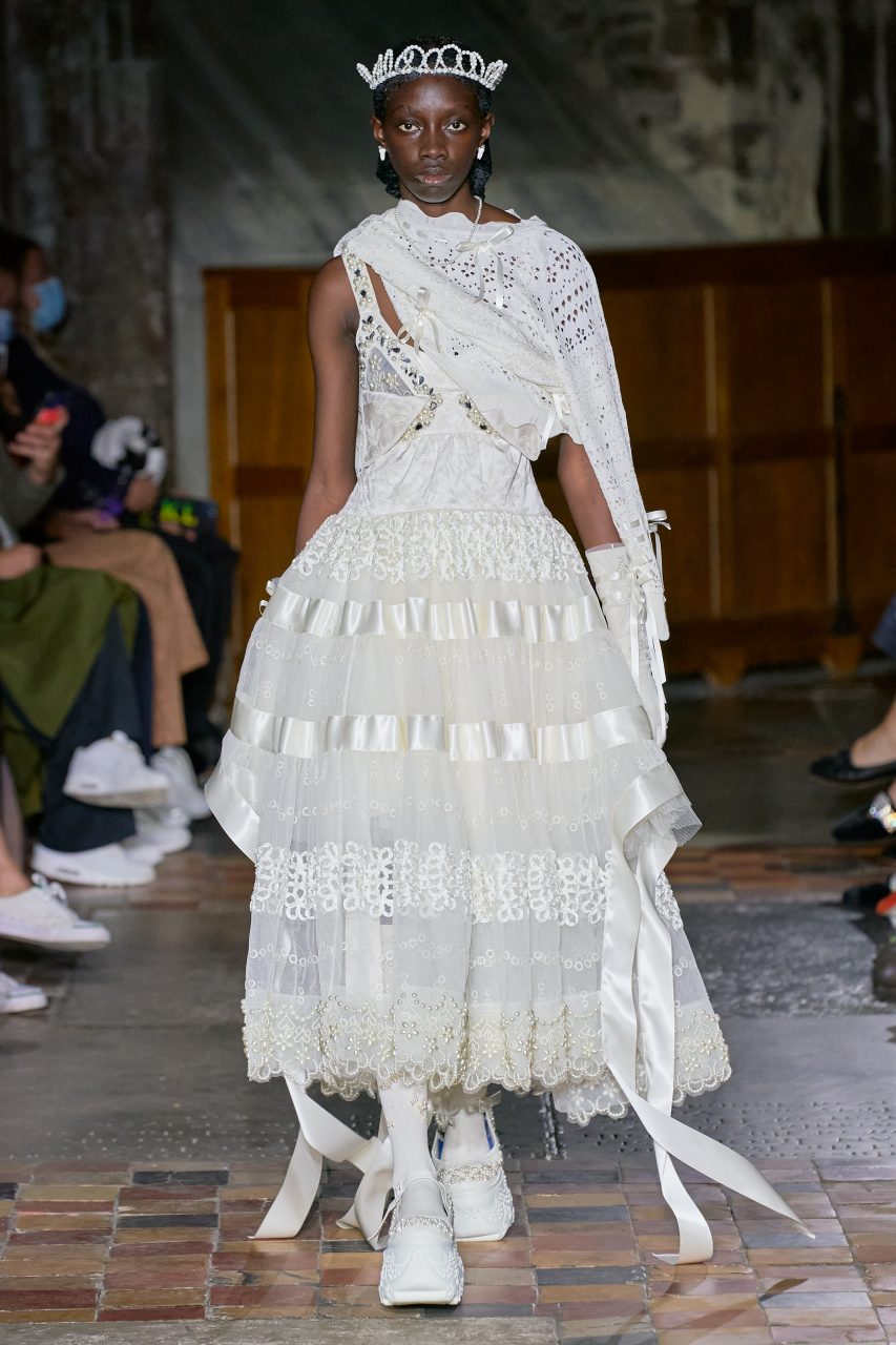 Simone Rocha 設計源於生命  象徵新的開始｜Spring/Summer 2022