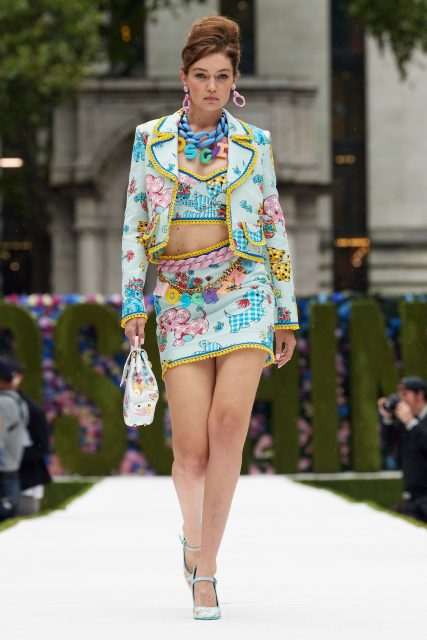 放風箏的小熊、無憂無慮的海豹，走進 Jeremy Scott 充滿童趣的懷舊幻想之境 | Moschino Spring/Summer 2022