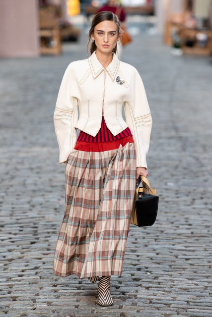 美式時尚是如何煉成的?Tory Burch 在紐約街頭舉辦時裝展致敬美國設計師 Claire McCardell | Spring/Summer 2022