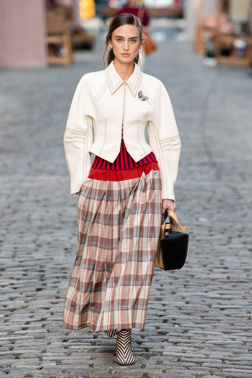 美式時尚是如何煉成的？Tory Burch 在紐約街頭舉辦時裝展致敬美國設計師 Claire McCardell | Spring/Summer 2022